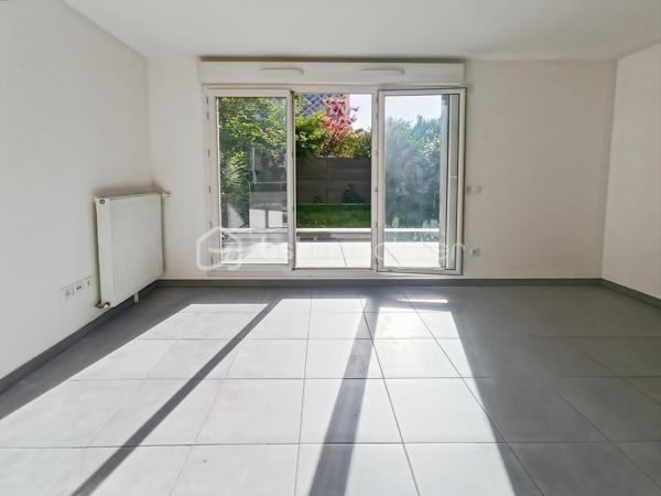 Appartement type F1 de 29.5m2 situé en rez de chaussée d'une résidence de standing de 2016 avec jardin/terrasse de 40m2.

Idéalement situé en plein centre ville :
12 minutes à pied du RER A Noisy le Grand Mont d'est 
8 minutes à pied des bords de Marne 
Bus à 50m 

Les++:

Lumineux 
Calme
DPE C
Jardin privatif 
Accès PMR 

Une place de parking en sous-sol complète ce bien.