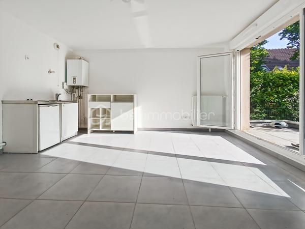 Appartement type F1 de 29.5m2 situé en rez de chaussée d'une résidence de standing de 2016 avec jardin/terrasse de 40m2.

Idéalement situé en plein centre ville :
12 minutes à pied du RER A Noisy le Grand Mont d'est 
8 minutes à pied des bords de Marne 
Bus à 50m 

Les++:

Lumineux 
Calme
DPE C
Jardin privatif 
Accès PMR 

Une place de parking en sous-sol complète ce bien.