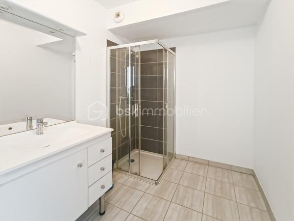 Appartement type F1 de 29.5m2 situé en rez de chaussée d'une résidence de standing de 2016 avec jardin/terrasse de 40m2.

Idéalement situé en plein centre ville :
12 minutes à pied du RER A Noisy le Grand Mont d'est 
8 minutes à pied des bords de Marne 
Bus à 50m 

Les++:

Lumineux 
Calme
DPE C
Jardin privatif 
Accès PMR 

Une place de parking en sous-sol complète ce bien.