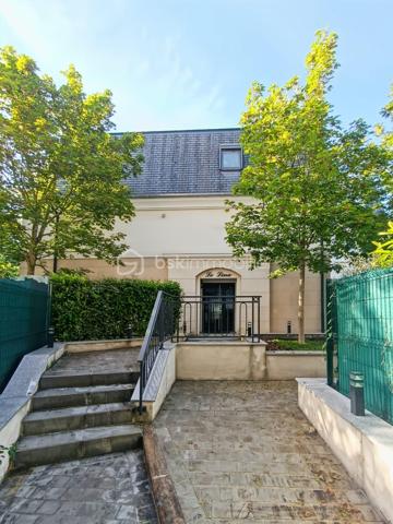 Appartement type F1 de 29.5m2 situé en rez de chaussée d'une résidence de standing de 2016 avec jardin/terrasse de 40m2.

Idéalement situé en plein centre ville :
12 minutes à pied du RER A Noisy le Grand Mont d'est 
8 minutes à pied des bords de Marne 
Bus à 50m 

Les++:

Lumineux 
Calme
DPE C
Jardin privatif 
Accès PMR 

Une place de parking en sous-sol complète ce bien.