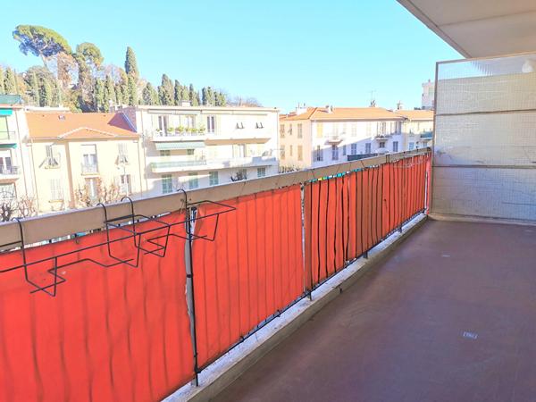 CESSOLE : APPARTEMENT 3 PIECES PROCHE COMMERCES ET TRANSPORTS