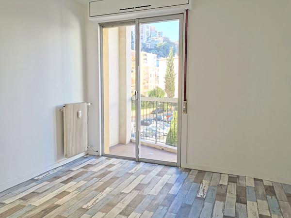 CESSOLE : APPARTEMENT 3 PIECES PROCHE COMMERCES ET TRANSPORTS