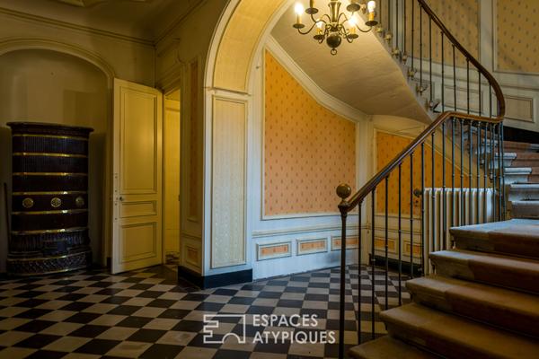 Un château en Ardèche verte, pour des appartements ou un investissement ambitieux.