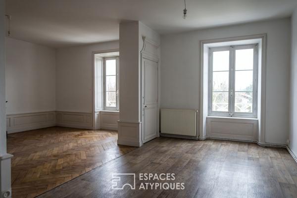 Un château en Ardèche verte, pour des appartements ou un investissement ambitieux.