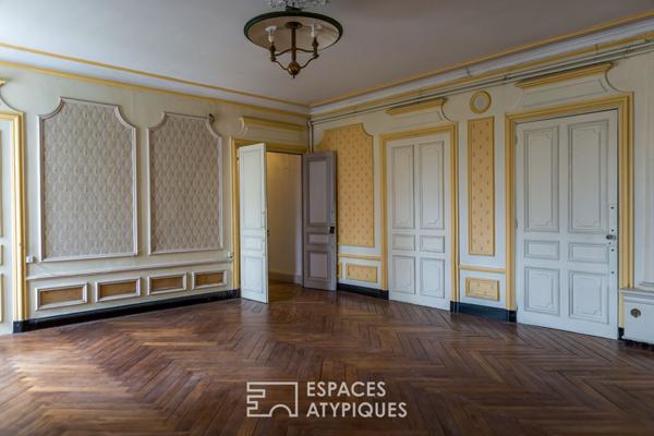Un château en Ardèche verte, pour des appartements ou un investissement ambitieux.