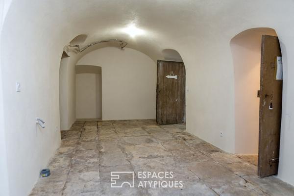 Un château en Ardèche verte, pour des appartements ou un investissement ambitieux.