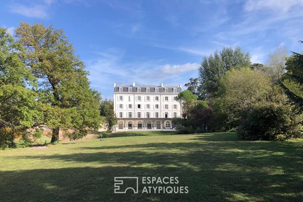 Un château en Ardèche verte, pour des appartements ou un investissement ambitieux.