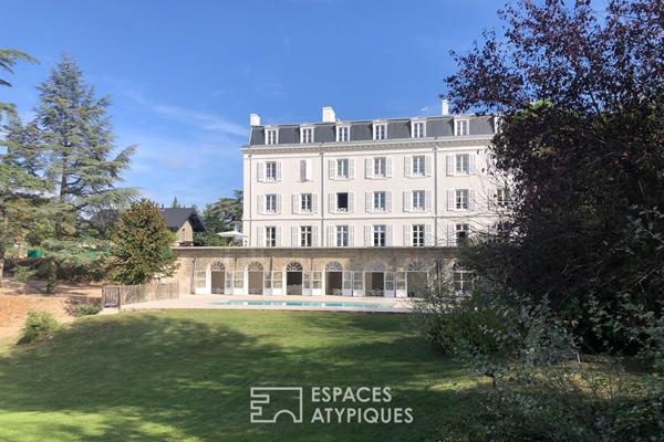 Un château en Ardèche verte, pour des appartements ou un investissement ambitieux.