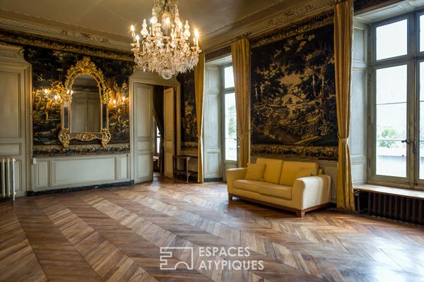 Un château en Ardèche verte, pour des appartements ou un investissement ambitieux.