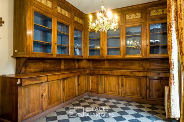 Un château en Ardèche verte, pour des appartements ou un investissement ambitieux.