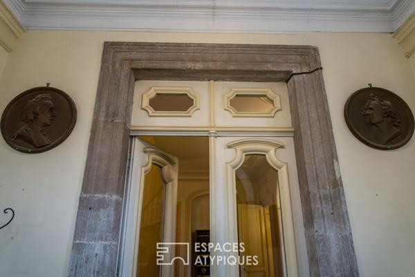 Un château en Ardèche verte, pour des appartements ou un investissement ambitieux.