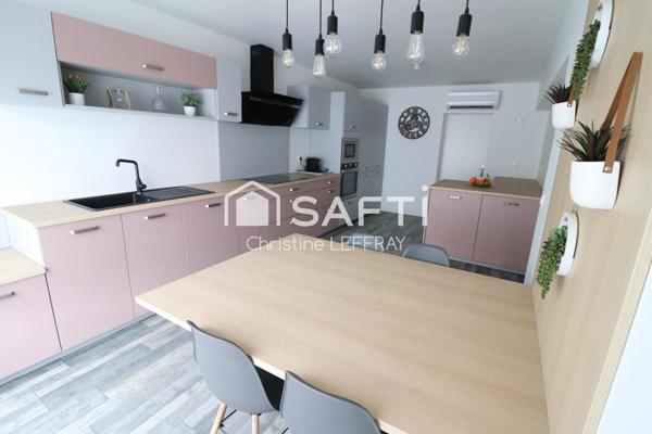 Maison 5 chambres, 27 garages, 8700 m² de terrain.