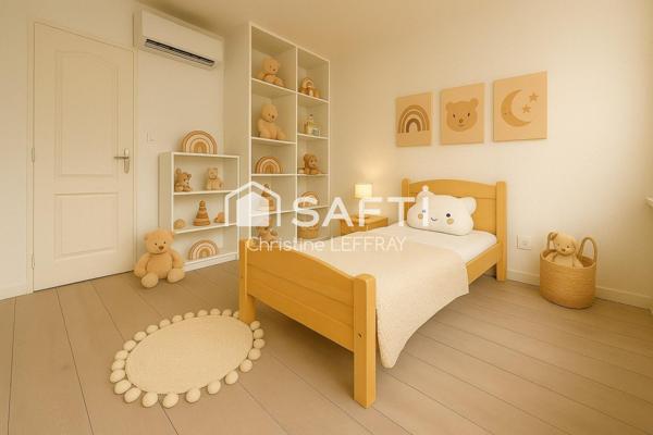 Maison 5 chambres, 27 garages, 8700 m² de terrain.