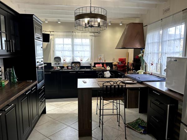 Magnifique maison familiale de caractère de 180M² avec piscine , idéalement située proche des écoles