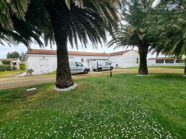 CHÂTEAU D'OLÉRON (17), A vendre - belle propriété édifiée sur terrain paysager de 3 535 m²