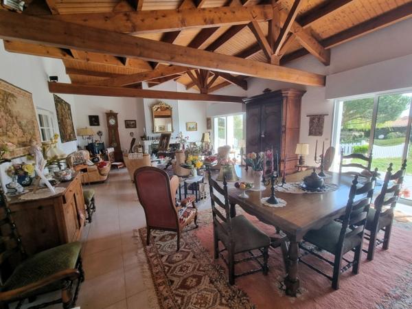 CHÂTEAU D'OLÉRON (17), A vendre - belle propriété édifiée sur terrain paysager de 3 535 m²