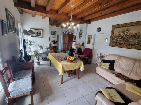 CHÂTEAU D'OLÉRON (17), A vendre - belle propriété édifiée sur terrain paysager de 3 535 m²
