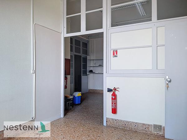 A vendre, en plein centre du Gua, un grand appartement et un local à aménager au rez de chaussée