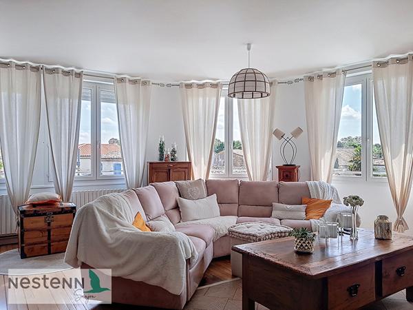 A vendre, en plein centre du Gua, un grand appartement et un local à aménager au rez de chaussée