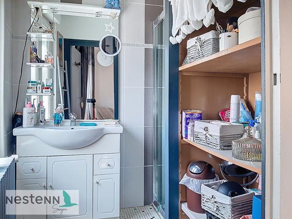 A vendre, en plein centre du Gua, un grand appartement et un local à aménager au rez de chaussée