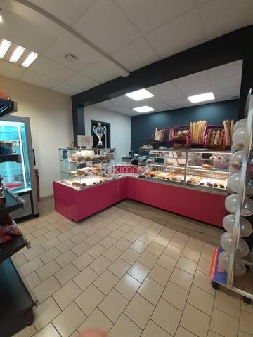 Une belle opportunité entrepreneuriale dans un secteur dynamique, à seulement 30 minutes du Mont-Saint-Michel et des côtes normandes.

Vous souhaitez reprendre un commerce reconnu, bénéficiant d'une clientèle fidèle et d'une activité diversifiée ? Cette boulangerie-pâtisserie constitue une excellente opportunité pour un artisan, un couple de professionnels ou un investisseur souhaitant développer une affaire déjà bien implantée.

Au fil des années, l'établissement a su fidéliser sa clientèle grâce à la qualité de ses produits et à une offre complète comprenant boulangerie, pâtisserie, snacking et épicerie, répondant aux besoins quotidiens de la population locale.

Les points forts de cette affaire :
✔ Commerce clé en main
✔ Activité diversifiée : boulangerie, pâtisserie, snacking et épicerie
✔ Clientèle fidèle et régulière
✔ Équipe déjà en place (1 salarié)
✔ Organisation permettant un véritable équilibre entre vie professionnelle et personnelle
✔ Fermeture le dimanche après-midi et le lundi
✔ 4 semaines et demie de congés annuels
✔ Bail commercial neuf établi lors de la vente
✔ Fort potentiel de développement selon vos ambitions

Cette affaire conviendra aussi bien à un professionnel souhaitant s'installer qu'à un entrepreneur désireux de poursuivre le développement d'un commerce de proximité reconnu.

Un dossier complet (éléments comptables, conditions d'exploitation et informations complémentaires) sera communiqué après un premier échange.

📞 Vous souhaitez en savoir plus ? Contactez-moi pour échanger en toute confidentialité et organiser une visite.