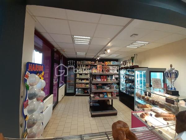 Une belle opportunité entrepreneuriale dans un secteur dynamique, à seulement 30 minutes du Mont-Saint-Michel et des côtes normandes.

Vous souhaitez reprendre un commerce reconnu, bénéficiant d'une clientèle fidèle et d'une activité diversifiée ? Cette boulangerie-pâtisserie constitue une excellente opportunité pour un artisan, un couple de professionnels ou un investisseur souhaitant développer une affaire déjà bien implantée.

Au fil des années, l'établissement a su fidéliser sa clientèle grâce à la qualité de ses produits et à une offre complète comprenant boulangerie, pâtisserie, snacking et épicerie, répondant aux besoins quotidiens de la population locale.

Les points forts de cette affaire :
✔ Commerce clé en main
✔ Activité diversifiée : boulangerie, pâtisserie, snacking et épicerie
✔ Clientèle fidèle et régulière
✔ Équipe déjà en place (1 salarié)
✔ Organisation permettant un véritable équilibre entre vie professionnelle et personnelle
✔ Fermeture le dimanche après-midi et le lundi
✔ 4 semaines et demie de congés annuels
✔ Bail commercial neuf établi lors de la vente
✔ Fort potentiel de développement selon vos ambitions

Cette affaire conviendra aussi bien à un professionnel souhaitant s'installer qu'à un entrepreneur désireux de poursuivre le développement d'un commerce de proximité reconnu.

Un dossier complet (éléments comptables, conditions d'exploitation et informations complémentaires) sera communiqué après un premier échange.

📞 Vous souhaitez en savoir plus ? Contactez-moi pour échanger en toute confidentialité et organiser une visite.