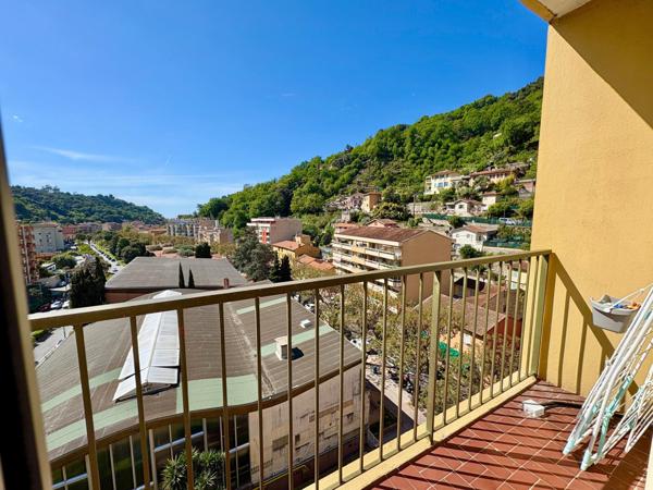 4 Pièces de 81 m2 étage élevé totalement rénové