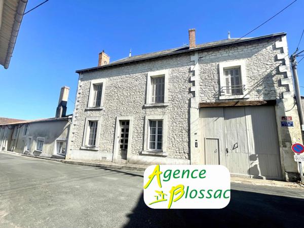 MAISON DE CARACTERE AVEC DEPENDANCES // CENTRE BOURG MIREBEAU