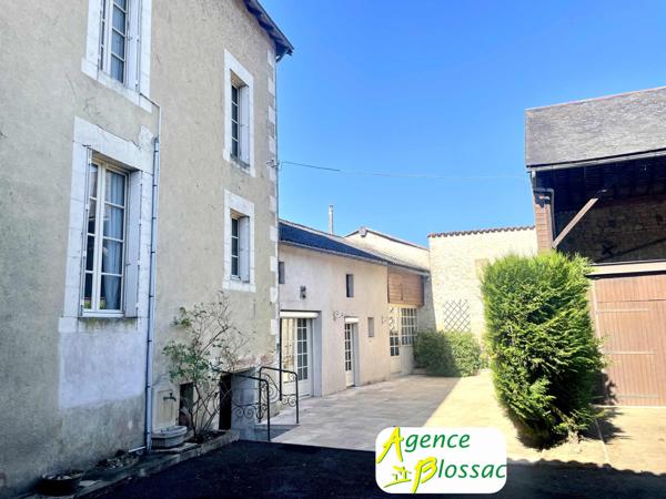 MAISON DE CARACTERE AVEC DEPENDANCES // CENTRE BOURG MIREBEAU