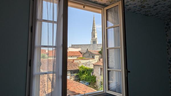 MAISON DE CARACTERE AVEC DEPENDANCES // CENTRE BOURG MIREBEAU