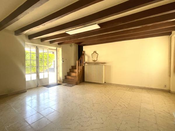 MAISON DE CARACTERE AVEC DEPENDANCES // CENTRE BOURG MIREBEAU