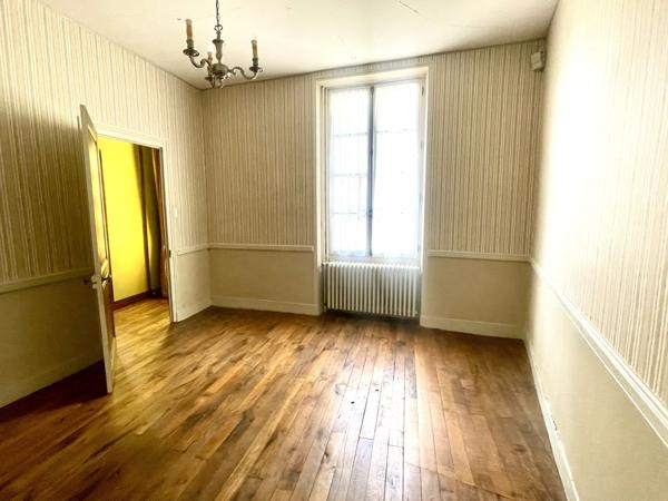 MAISON DE CARACTERE AVEC DEPENDANCES // CENTRE BOURG MIREBEAU