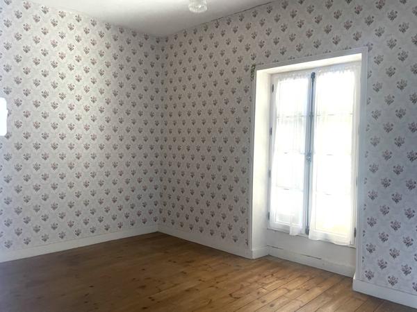 MAISON DE CARACTERE AVEC DEPENDANCES // CENTRE BOURG MIREBEAU