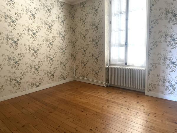 MAISON DE CARACTERE AVEC DEPENDANCES // CENTRE BOURG MIREBEAU