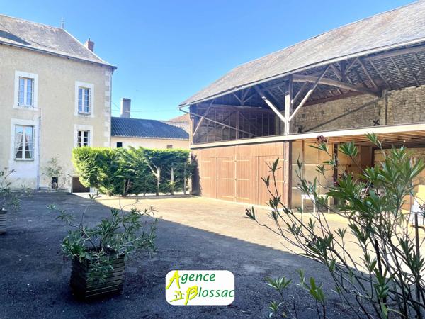 MAISON DE CARACTERE AVEC DEPENDANCES // CENTRE BOURG MIREBEAU