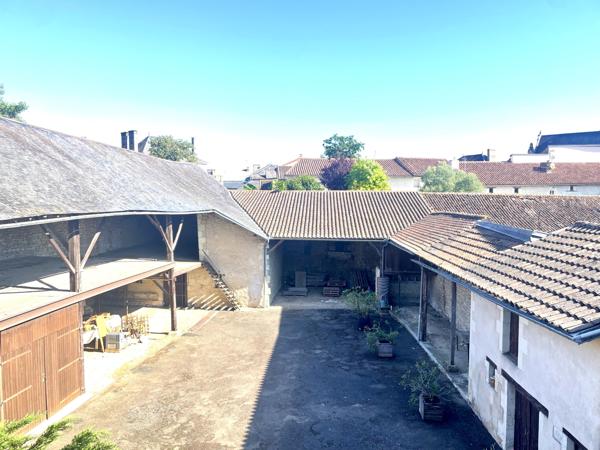 MAISON DE CARACTERE AVEC DEPENDANCES // CENTRE BOURG MIREBEAU