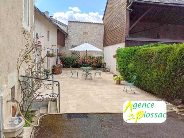 MAISON DE CARACTERE AVEC DEPENDANCES // CENTRE BOURG MIREBEAU