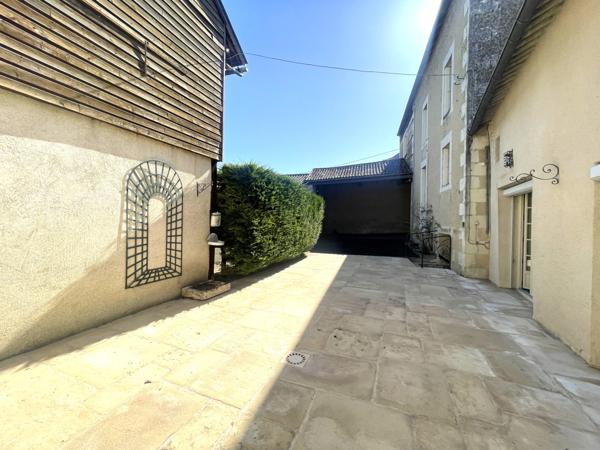 MAISON DE CARACTERE AVEC DEPENDANCES // CENTRE BOURG MIREBEAU