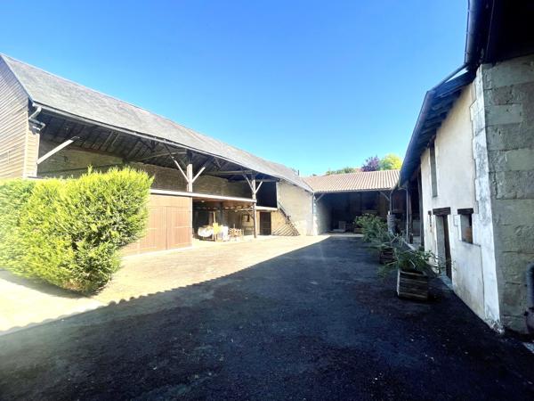 MAISON DE CARACTERE AVEC DEPENDANCES // CENTRE BOURG MIREBEAU
