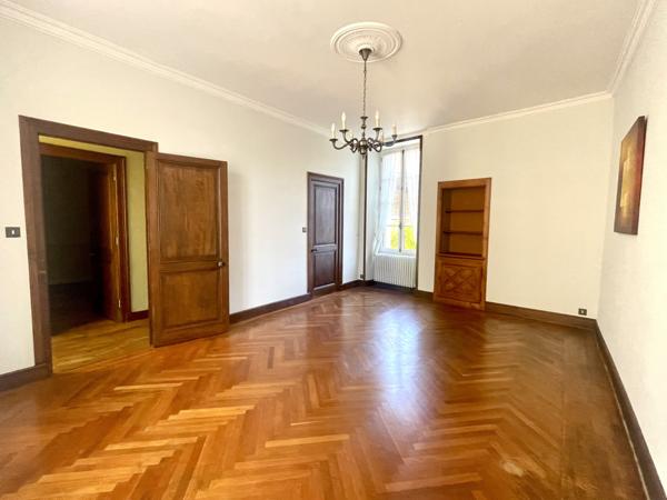 MAISON DE CARACTERE AVEC DEPENDANCES // CENTRE BOURG MIREBEAU