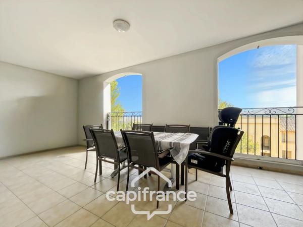 Domaine de Pont royal, BEL APPARTEMENT de 57 m2 1er étage avec ascenseur , terrasse vue dégagée, piscine en résidence.