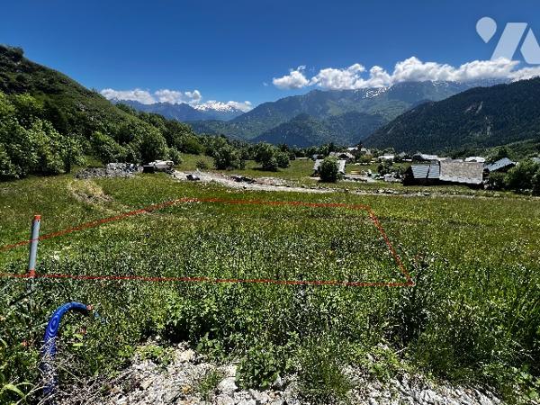 Terrain constructible dans un village du domaine des Sybelles.