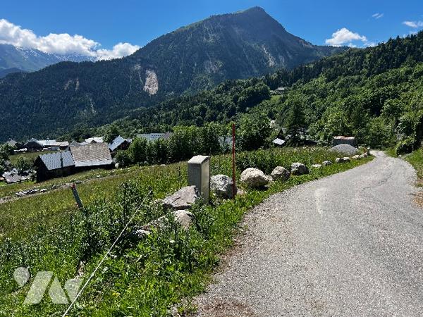 Terrain constructible dans un village du domaine des Sybelles.
