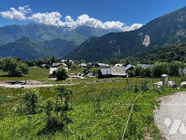 Terrain constructible dans un village du domaine des Sybelles.