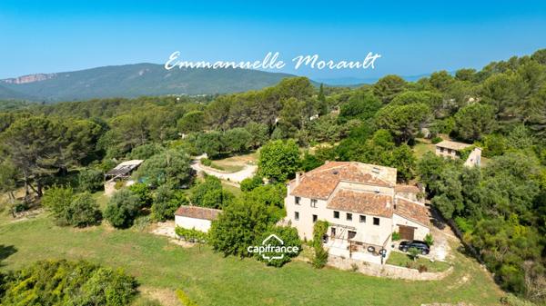 Grande Bastide Provençale - 10 pièces - terrain de 1.4 ha avec piscine, pool house et dépendances - BAGNOLS EN FORET (83)