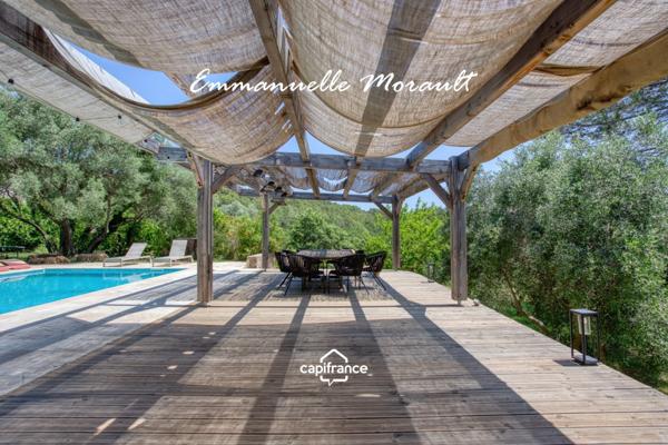 Grande Bastide Provençale - 10 pièces - terrain de 1.4 ha avec piscine, pool house et dépendances - BAGNOLS EN FORET (83)