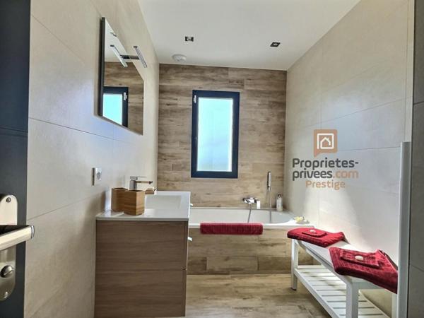 villa récente  6 p avec piscine proche A8 5 pièce(s) 140 m2