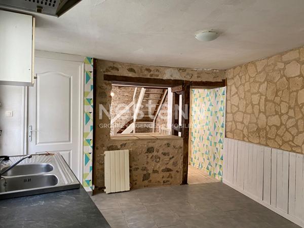 Maison en pierre dans Nontron avec garage et proche de tous commerces