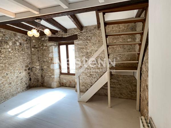 Maison en pierre dans Nontron avec garage et proche de tous commerces