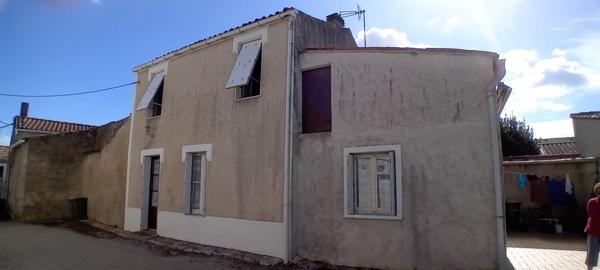 Charmante maison ancienne à rafraîchir avec terrasse, proche des commerces